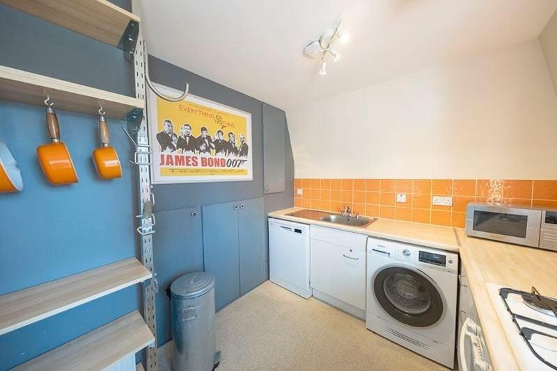 Appartamento Airy One-bed In Limehouse With Views Of The Londra