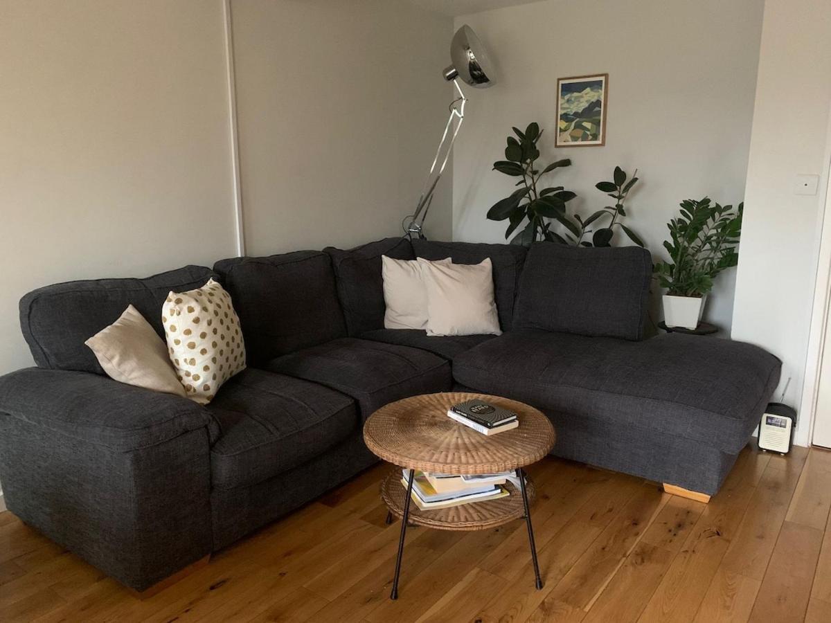 Airy One-bed In Limehouse With Views Of The Londra