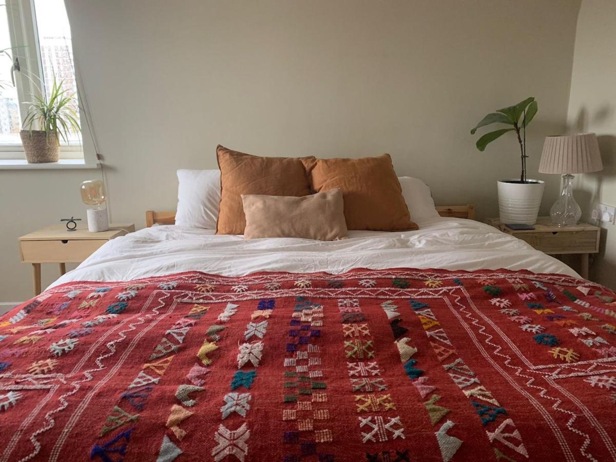 Airy One-bed In Limehouse With Views Of The Appartamento Londra